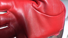 Lady Victoria Valente: Cheirando intensamente minhas luvas de couro vermelho, Lady Victoria Valente