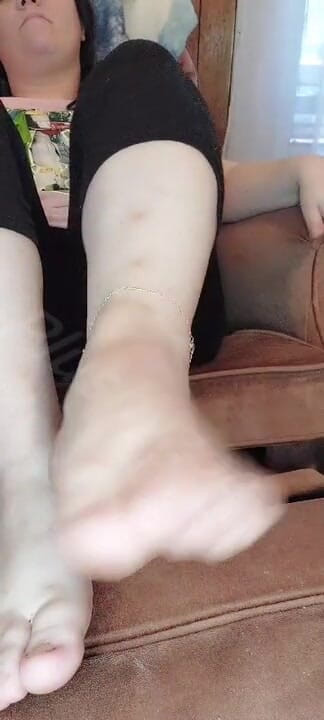 PlushyZoe: Message my tired Milf feet