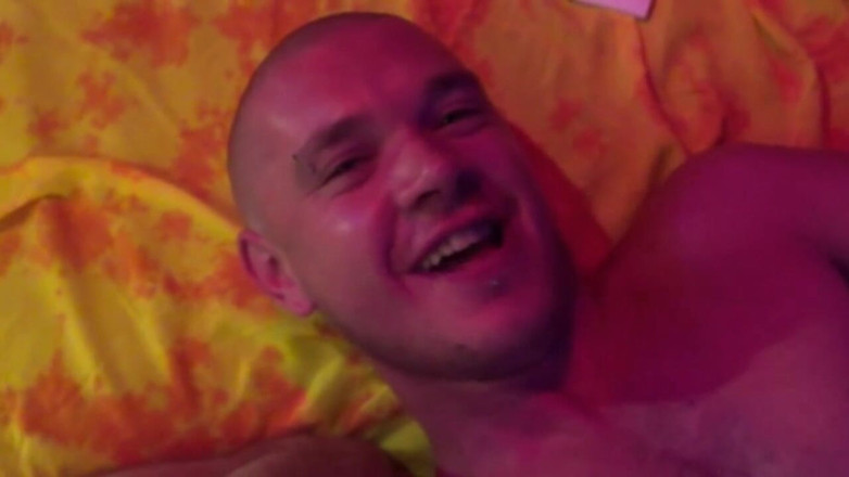 Gaybareback: Ryan succhia il cazzo xxl di un ragazzo scally