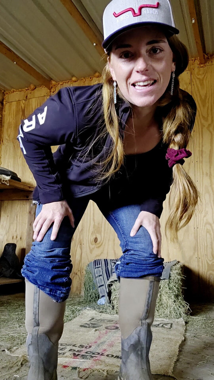 NaughtyRedFarmgirl: 赤毛の女性が泥のブーツを履きながら裸の体を見せる