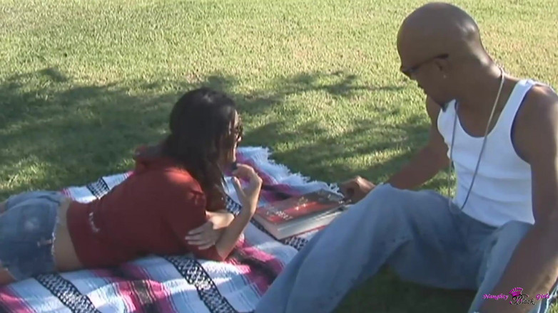 Naughty Black Girls: Een schattige babe met grote natuurlijke tieten willekeurig opgepikt voor...