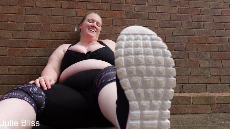 Julie Bliss: Zpocená bbw obryně označující tinies