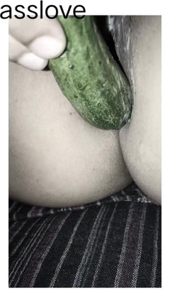 Asslove: 黄瓜放在一个女朋友的屁股上
