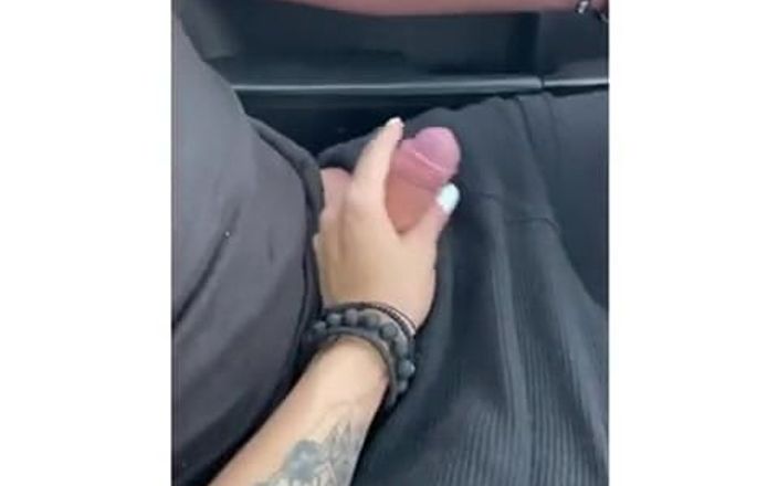 Viky one: Девушка не смогла дождаться и начала мастурбировать мой хуй в машине
