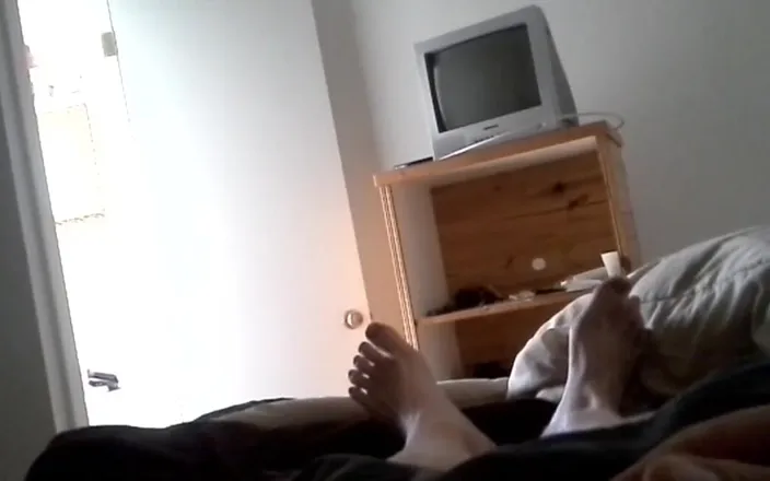 Caressonnous: I Masturbate in My King Bed
