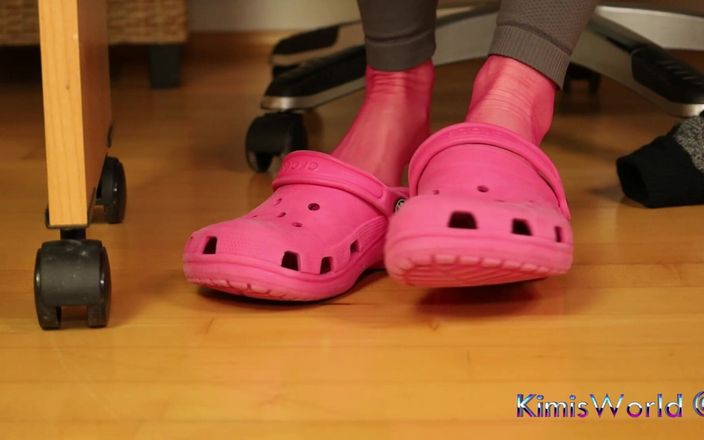 KimisWorld: Rimozione di calze e gioco con scarpe intaso sotto la...