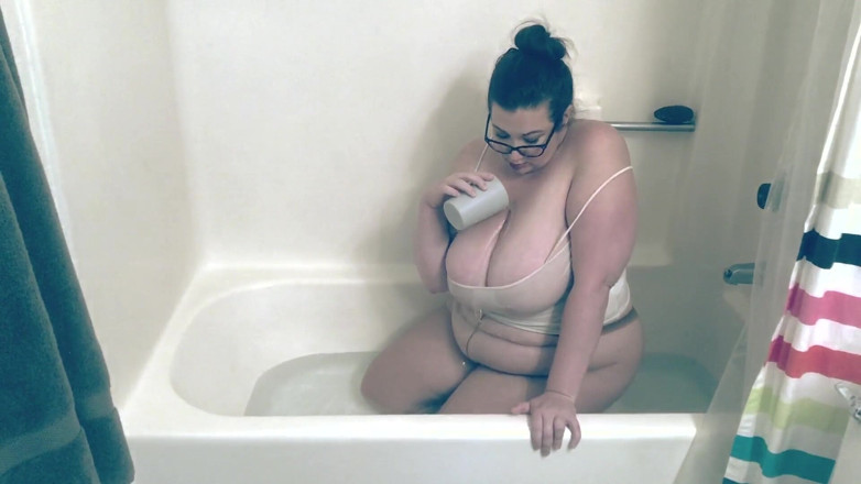 cutejayne: Awek montel bermain pantyhose tab mandi