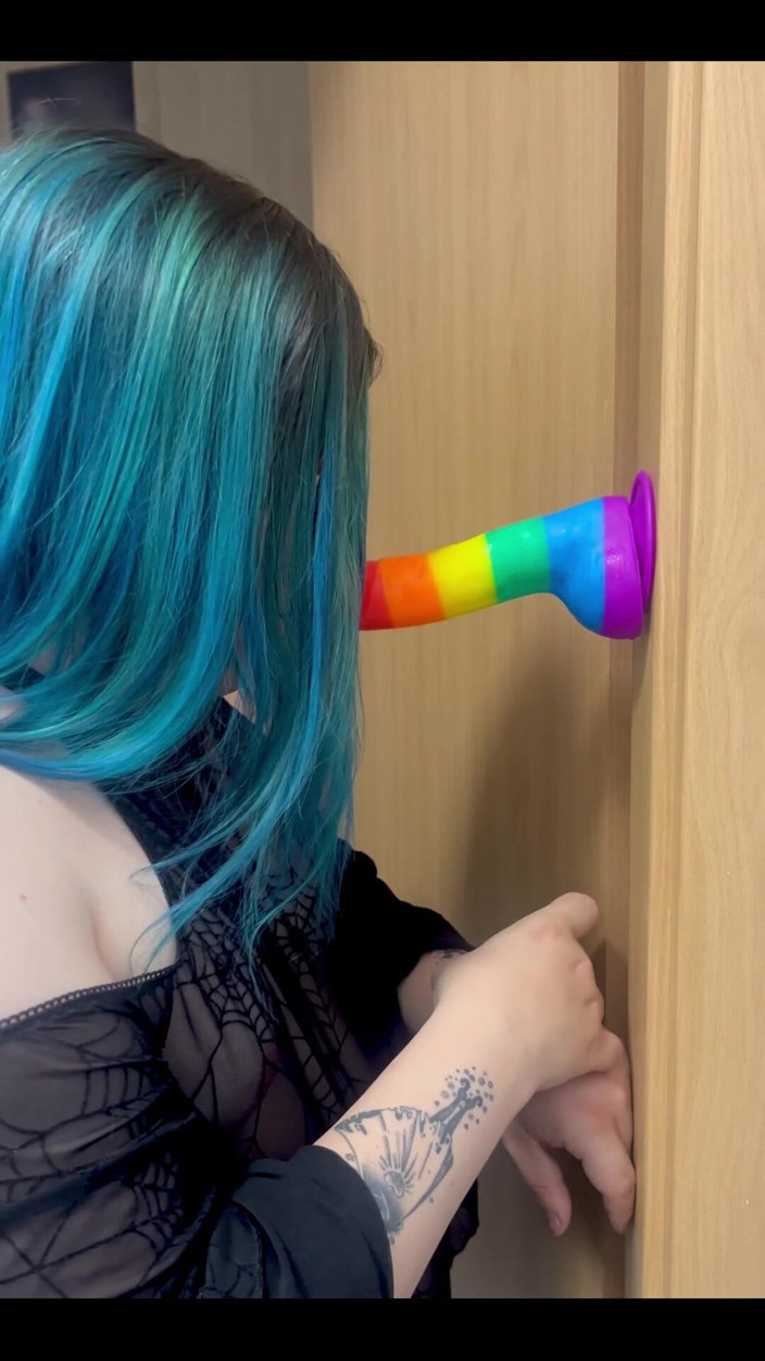 Feelingharmony: Der Dildo wurde hart gelutscht.