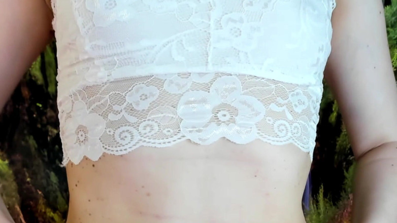 Nicolette69w: Elle Repoussa Son String Blanc Et Mit Son Doigt En...