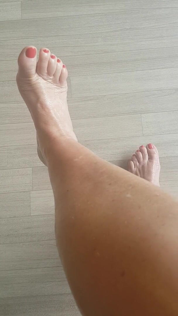 MisS Angel: Dívám se dolů na moje nohy.
