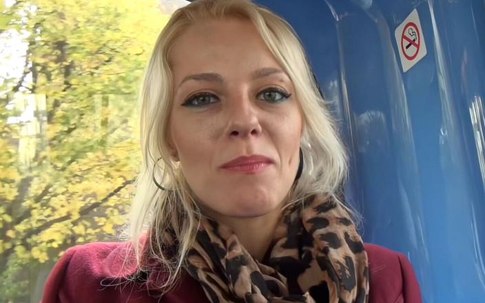 Real Sex Pass: April krijgt de bus en verandert dan van outfit en...