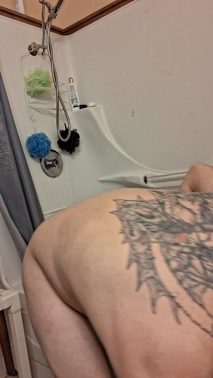 DubeSnackes: Dubesnackes, ukazování času a mydlení a tření jeho sexy těla.