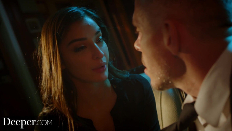 Deeper: Profond. Emily la bombasse dominante utilise Mick pour ce qu'elle...
