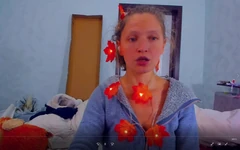 Saya dengan Garland musim luruh bersinar Daun Maple dan tanpa cermin mata dan dengan oren dikongkek