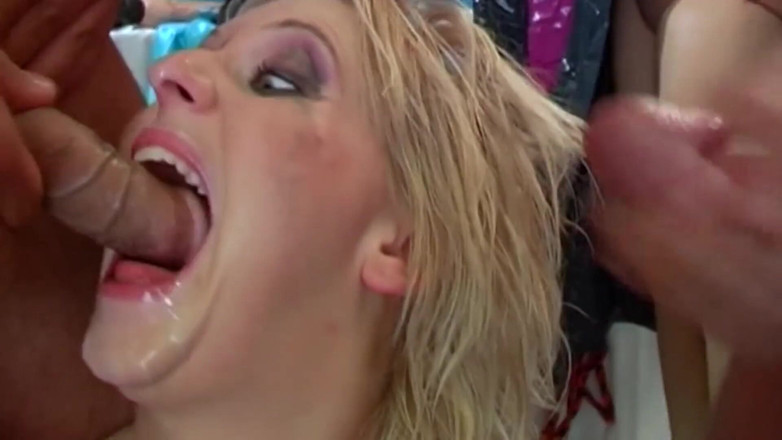 Kinky Angels: Sladká blonďatá milfka si hraje se dvěma ptáky