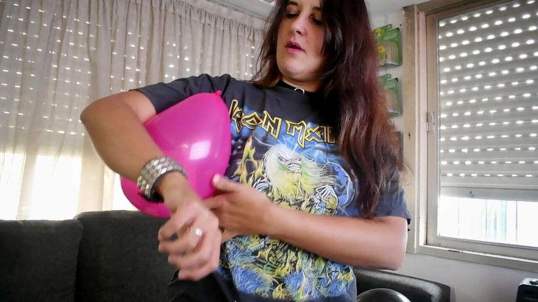 Bunny Looner: La ragazza metal scoppia tutti i palloncini prima della festa -...