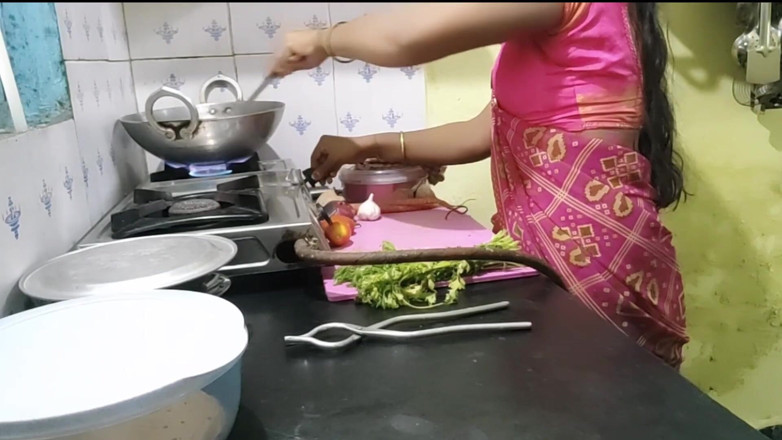 Mumbai Ashu: Дези невестка готовила пищу на кухне, когда ее шурин пришел и ушел от нее.