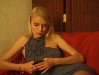 Flash Model Amateurs: Loira puta se apalpa enquanto fala ao telefone