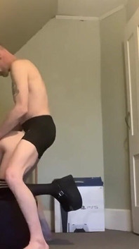 Strakke tiener wordt hard geneukt door stiefvader