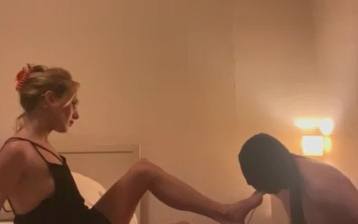 Czech Ladies: 내 발을 숭배하고 때리기