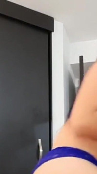 Seksi latin gözlüklü ve mavi iç çamaşırlı