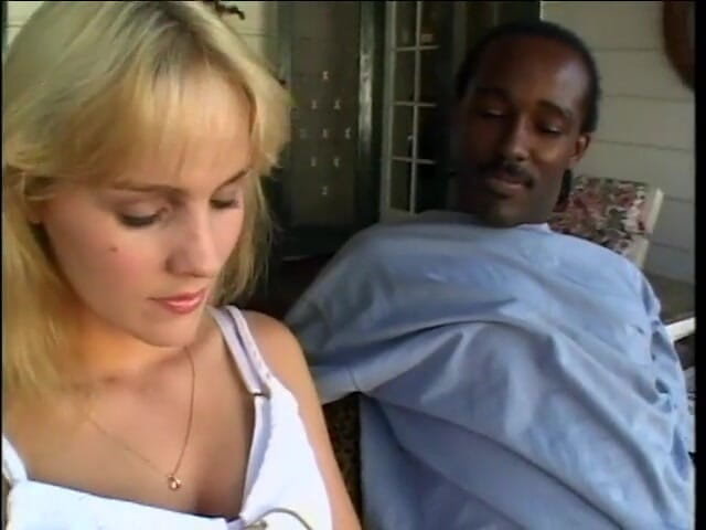 First Black Sexperience: Stout blond schatje Rebecca Starr geniet ervan om geneukt te...