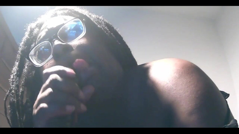 His Queen Suga: Saya benci menghisap batang palsu.