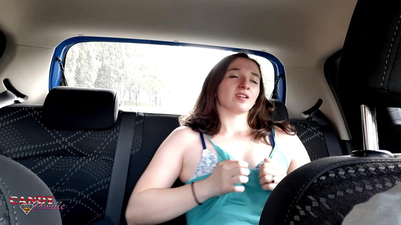 Kndy Kmille: Můj taxi výlet ukazuji moje prsa a dotýkám se sama...
