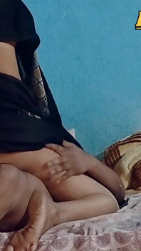 Dhokebaj Patni Apne Naraz Pati Ko Khush Karne Ke Liye Usaki Sawari Karti Hai