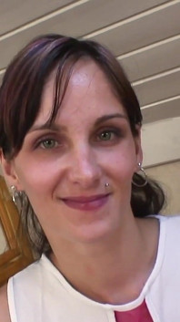 Splendida bruna con piccole tette naturali ama farsi scopare in varie posizioni per ottenere il suo sperma spruzzato sulla sua figa