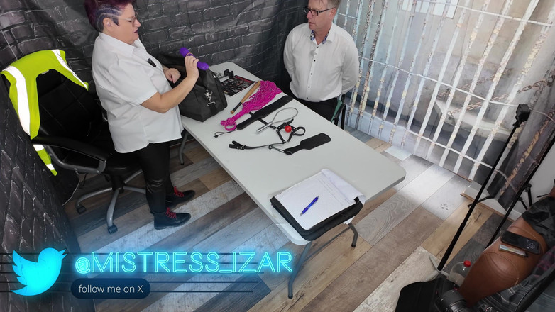 The Izars: Sargent Izar gör en sökning på misstänkt latexbubbla