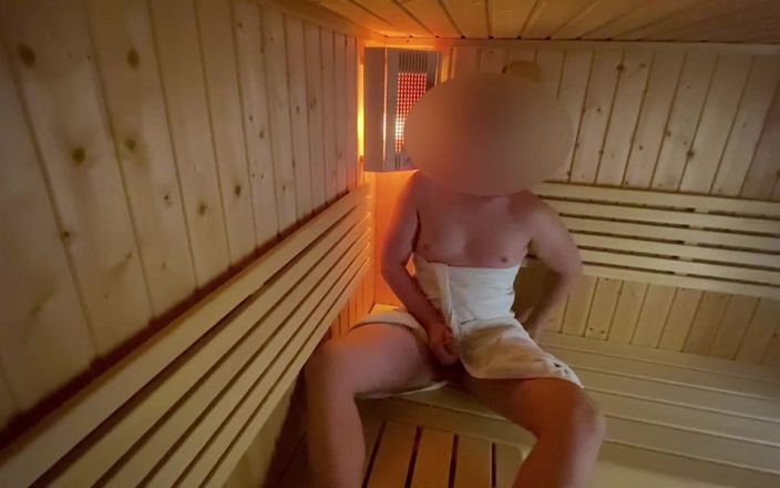 Lucas Nathan King: Risicovolle masturbatie in de sauna eindigt met een enorme cumshot,...