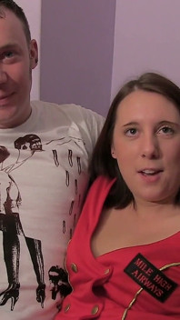 Vidéo maison, sexe amateur pendant que Kim l’échangiste baise son mari sur le canapé