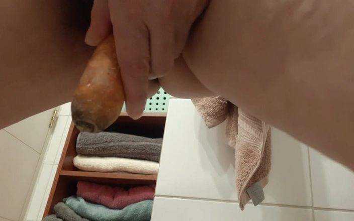Mommy big hairy pussy: Compressed_mom jelita Pussy_mom-coli dengan wortel di toilet.