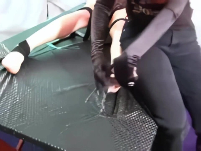 BleuFetish Tickling: Nevea, umělkyně whiny útěku! - Část 2 ze 3 - Domina Skye Má s Neveou