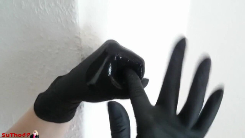 Sutho69: Te stimulez cu mănușile mele negre umede