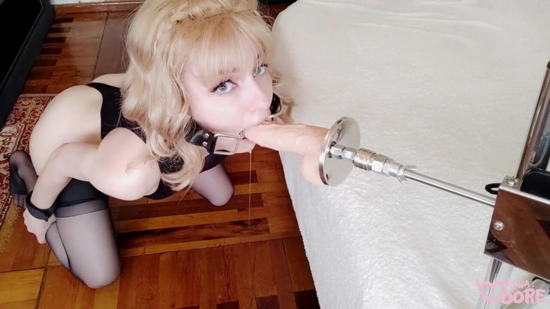 Lina Moore: Seksmachine neukte een vastgebonden blond meisje