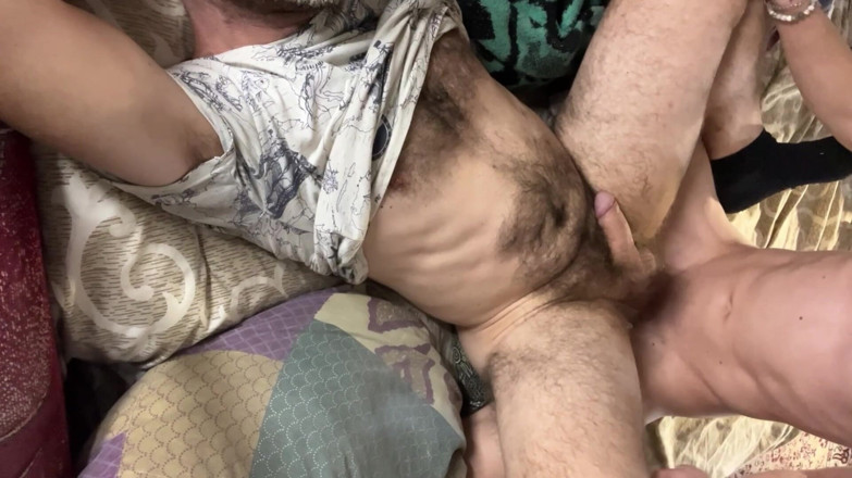 MaxHotty: Tatăl matur și păros care ejaculează pe el