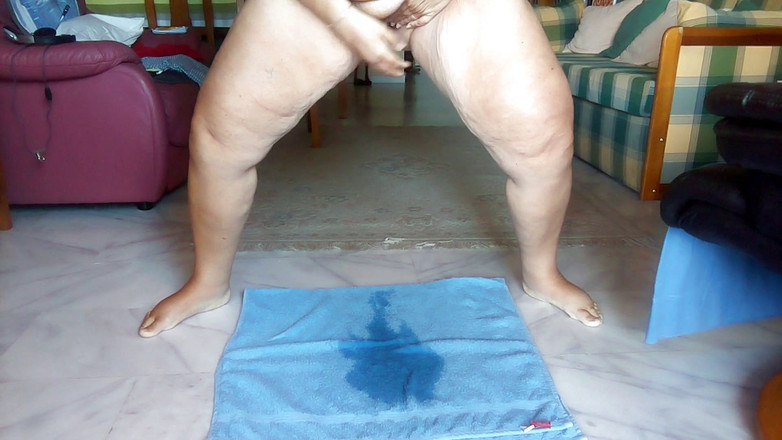 Sex hub couple: Jen стоит и писает на полотенце на пол