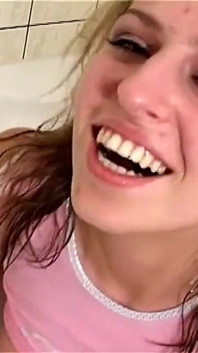 Calda puttana troia cheak gioca con perline e grande vibratore: masturbazione squirt arrapata!! Vol 1