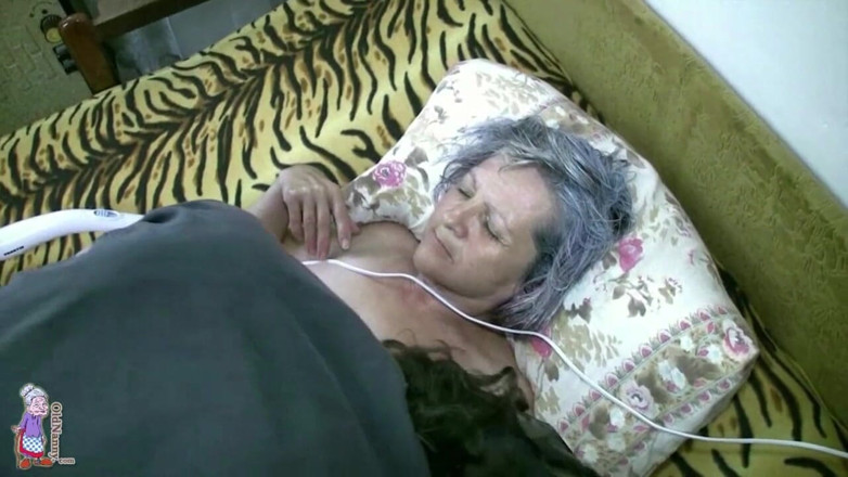 Aged Love: Old Nanny - Blanka é lambida por um gato