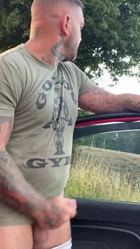 Cachonda polla gorda irlandesa saca su polla y se corre públicamente