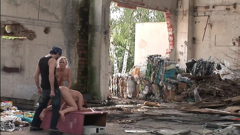 Leon Lambert Girls Twerk Parties CFNM: Kongkek bertiga di luar untuk awek blonde