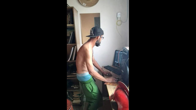 Stink HairyMale: Živá techno hudba