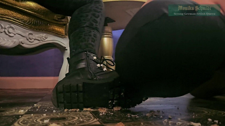 Strict Senz: Monika Schmidt Femdom plivání drcení bootworship verbální ponížení