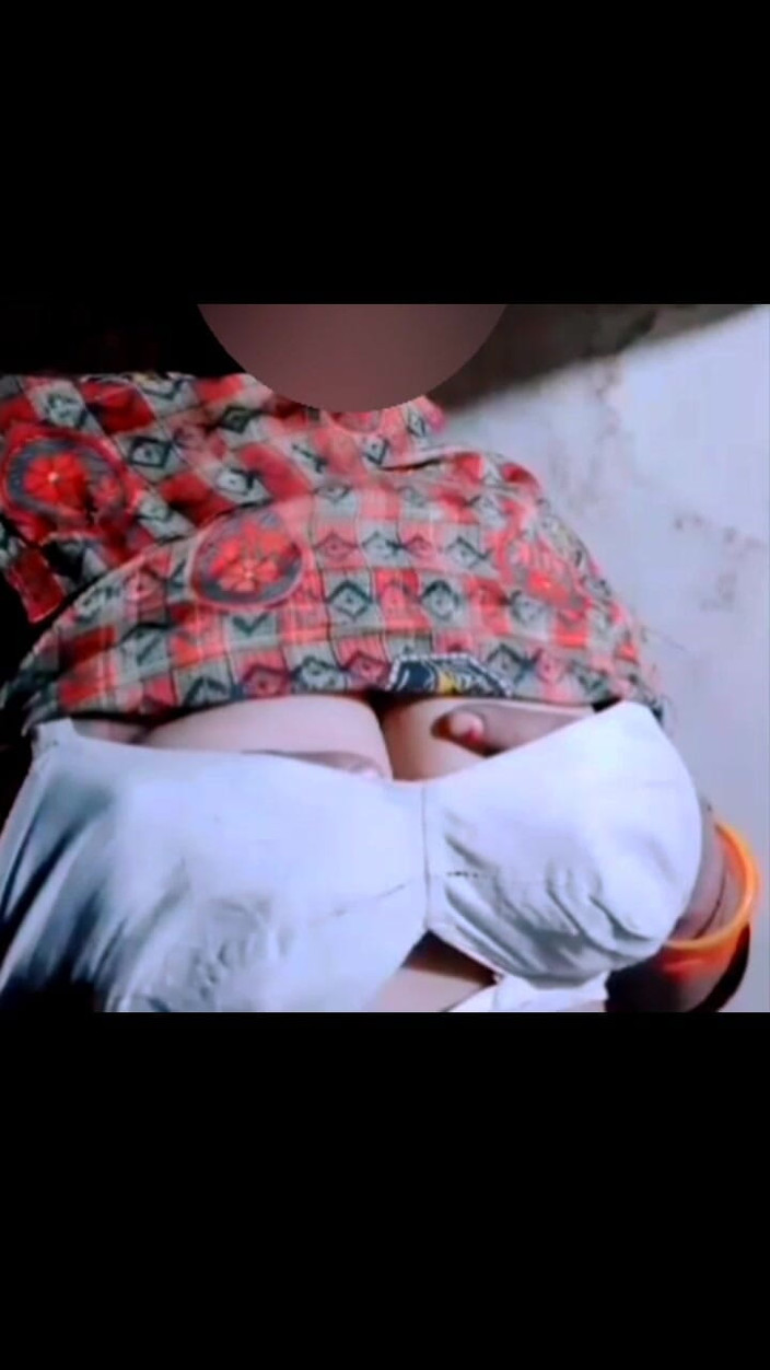 TricolorMusic3: Bộ ngực của tôi tự động lộ ra ở bất cứ đâu