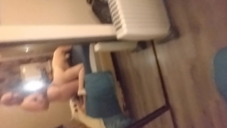 Titi77: Lei si masturba con il suo dildo, lui va a...