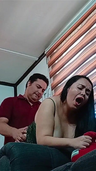 ฉันเย็ดแม่บ้านละตินคนนี้ที่บ้านเธอ
