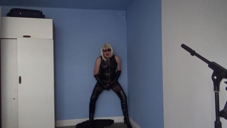 Leather Kirsten: Sis.slut - 2020년 1월 22일