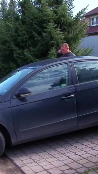 La teen bionda Lea viene scopata nel culo dal fratellastro